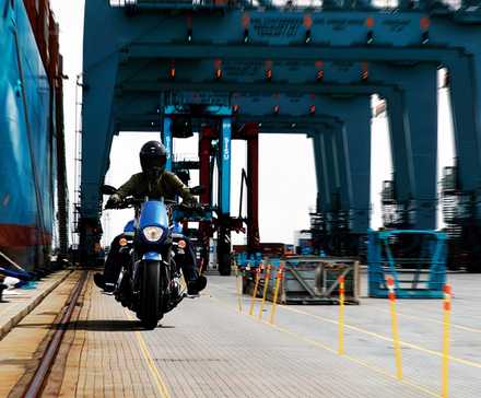 Suzuki Boulevard M109R andando no porto