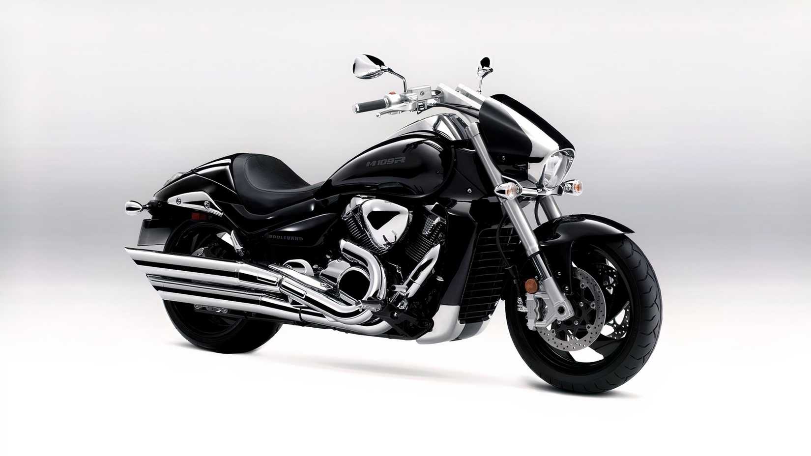 Um Suzuki Boulevard M109R em foto de estúdio