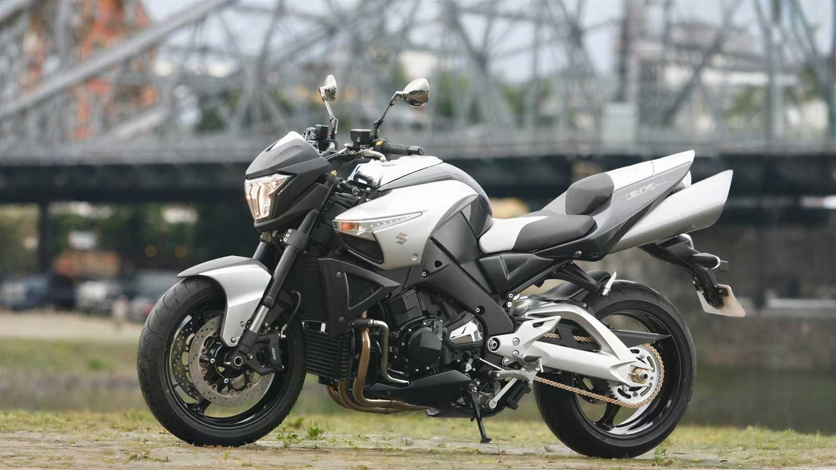 2008 Suzuki B King parked side profile view