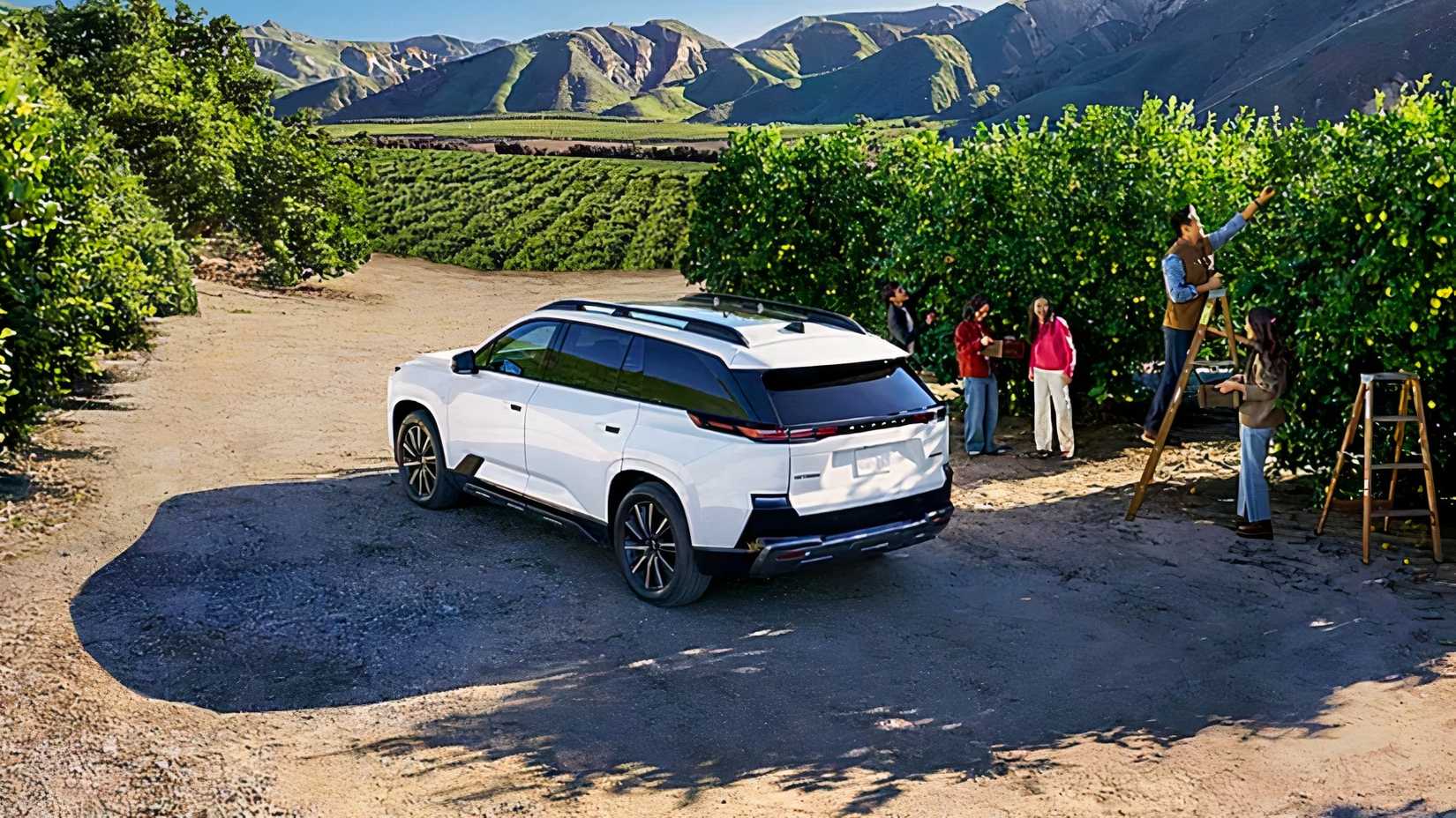 Foto traseira de um Subaru Getaway 2027 branco estacionado em um vinhedo