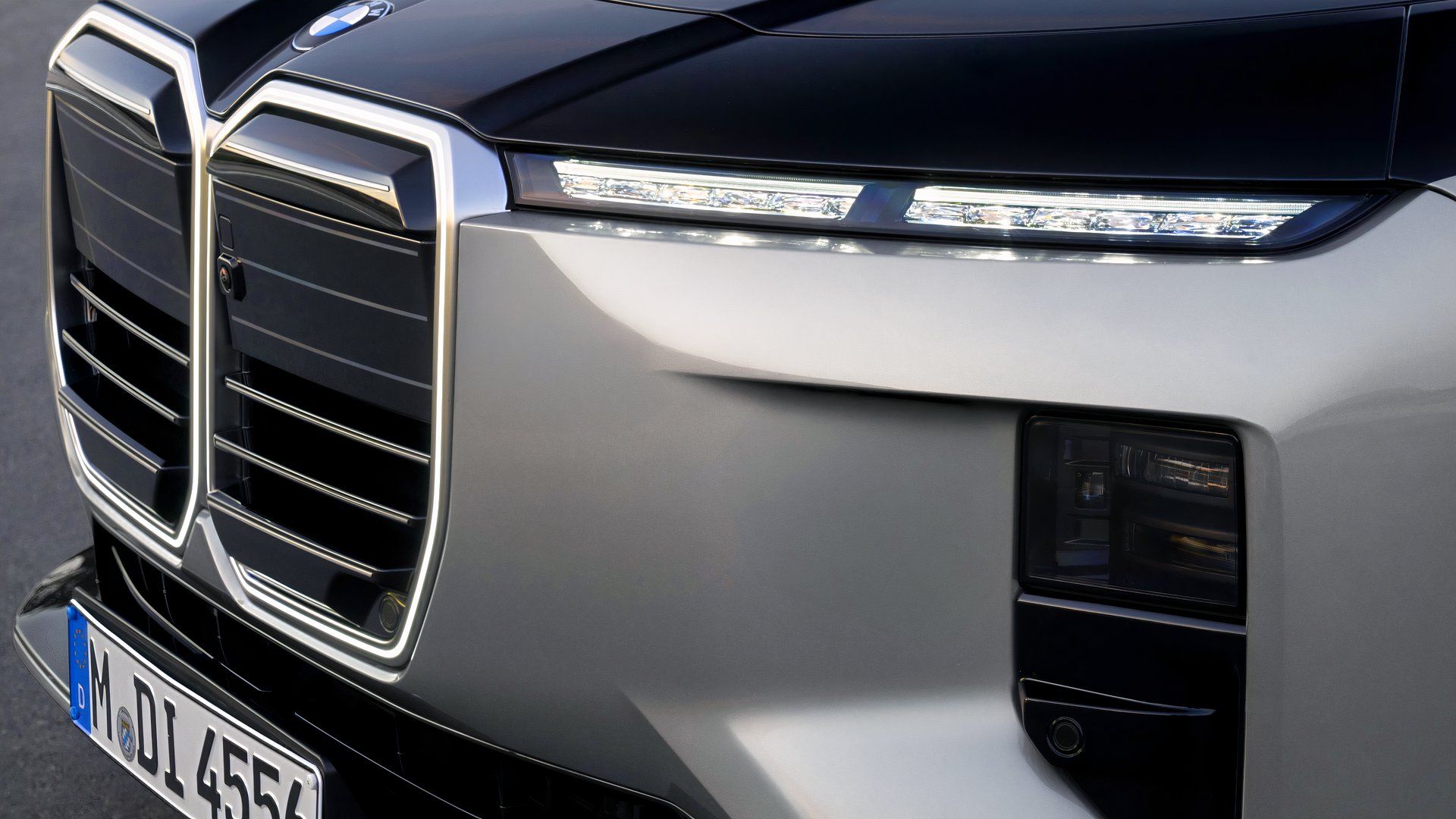 Front close-up of a 2027 BMW 7 Series grille
