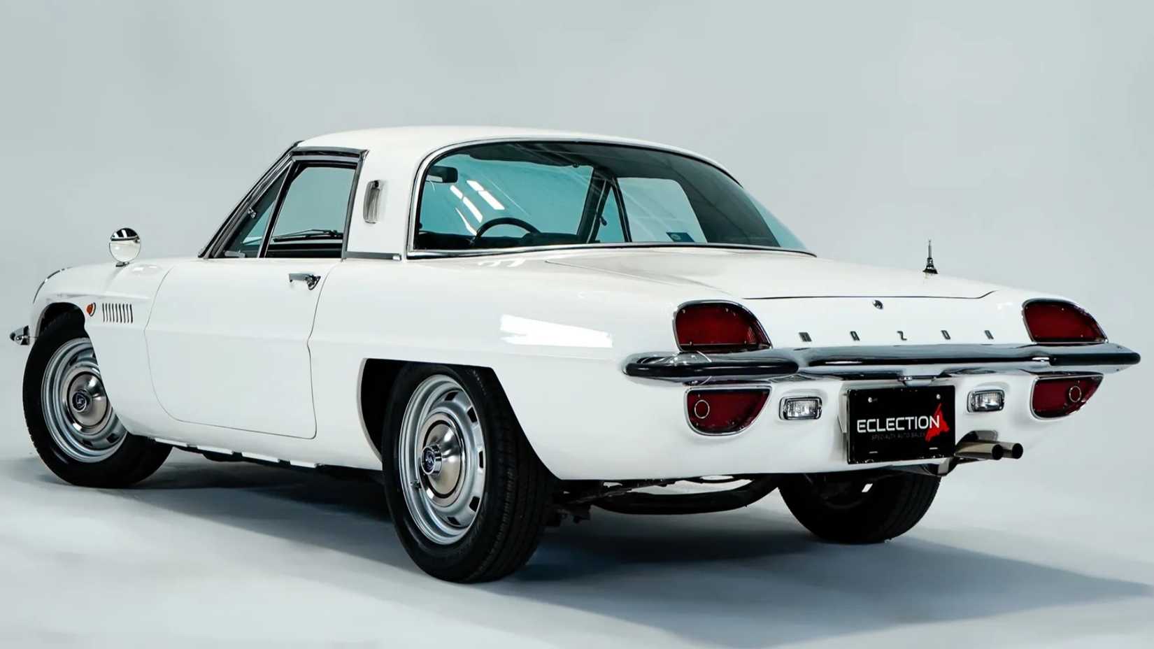 Foto traseira 3/4 de um Mazda Cosmo 1968 em estúdio