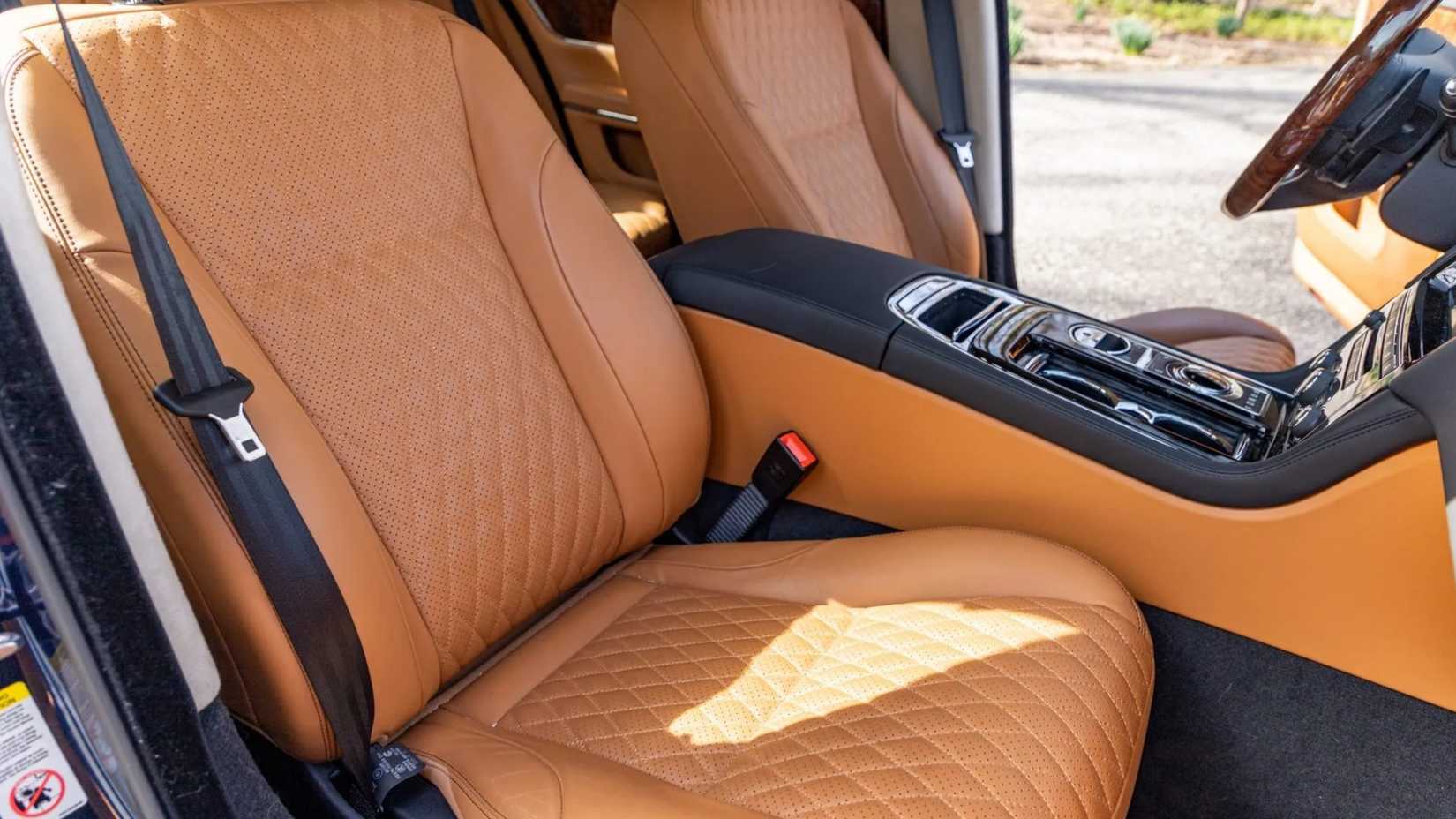 Interior shot of a 2019 Jaguar XJL front seats