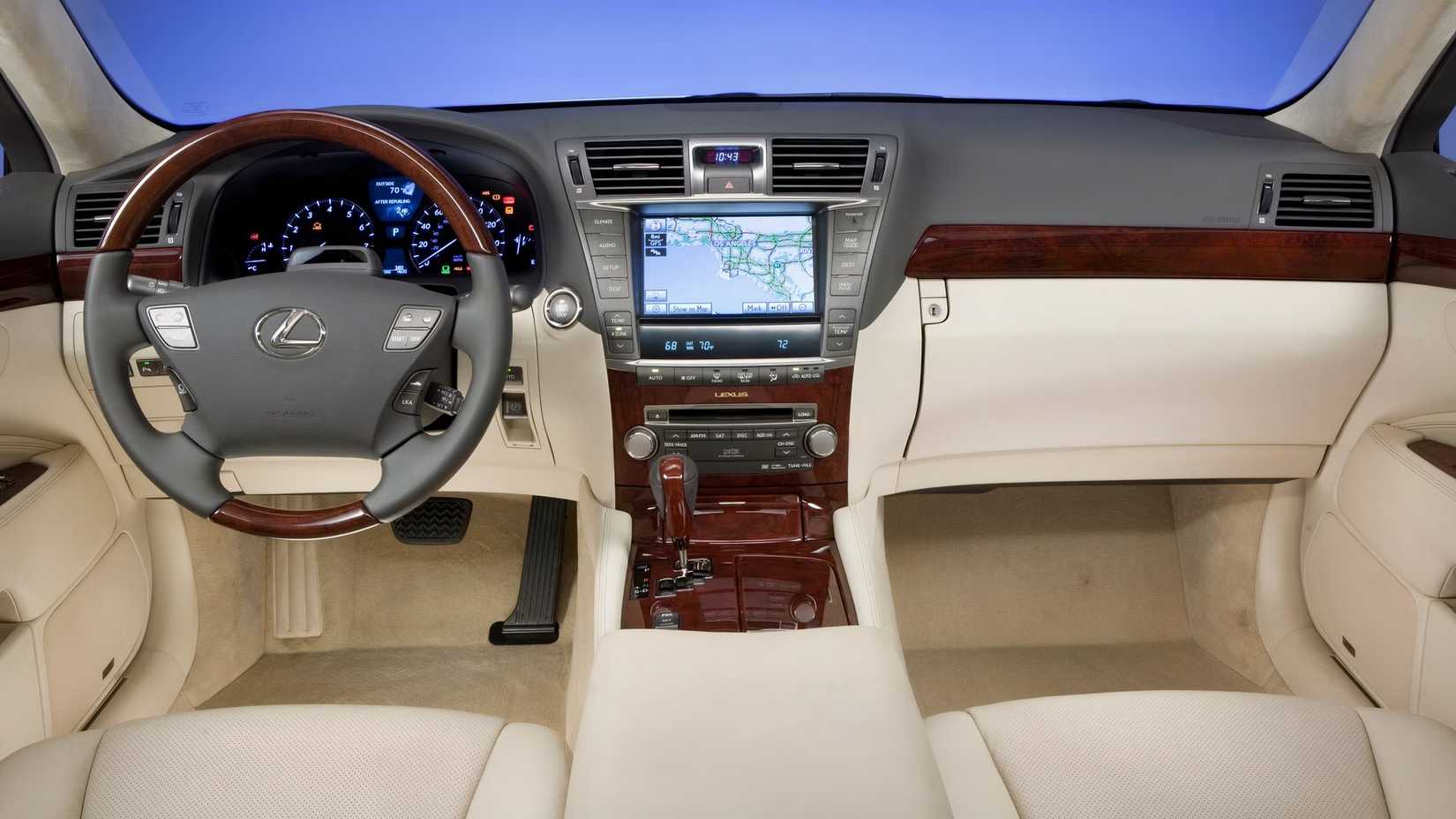 Foto do interior de um Lexus LS 2012 mostrando a cabine dianteira