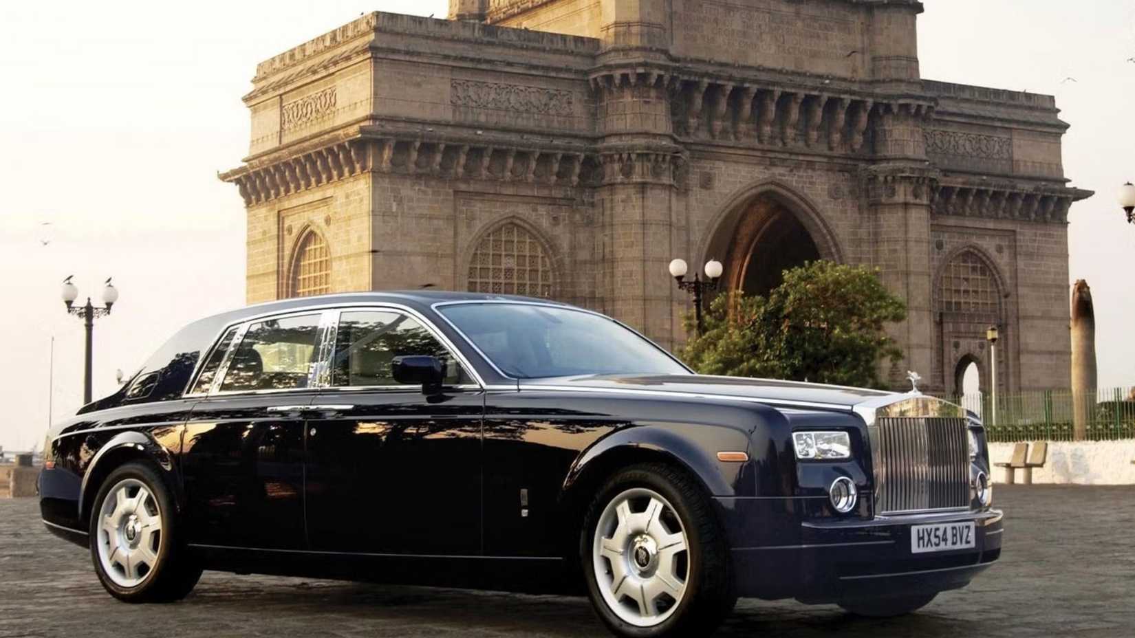 Front 3/4 view of 2003 black Rolls-Royce Phantom parked on the road