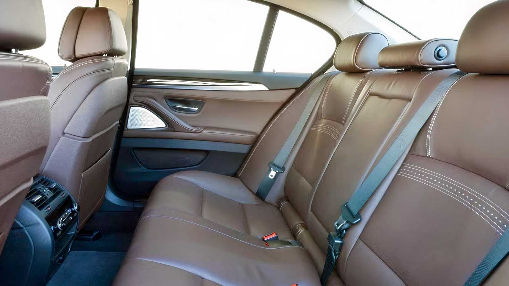 Foto do interior de um BMW Série 5 2016 mostrando os bancos traseiros