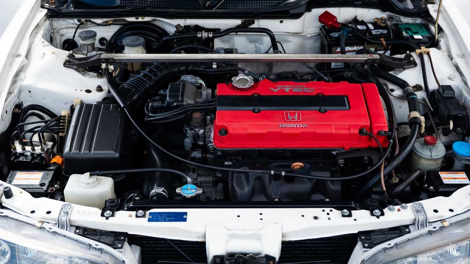 Close-up de um motor Acura Integra Type R 1999