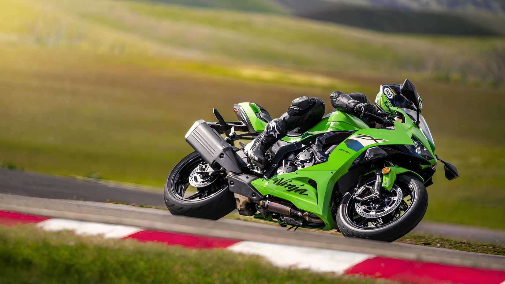 Foto lateral de uma Kawasaki Ninja ZX-6R 2026 fazendo curvas em uma pista