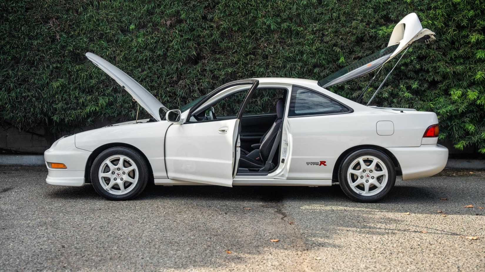 Foto lateral de um Acura Integra Type R 1997 estacionado em um estacionamento