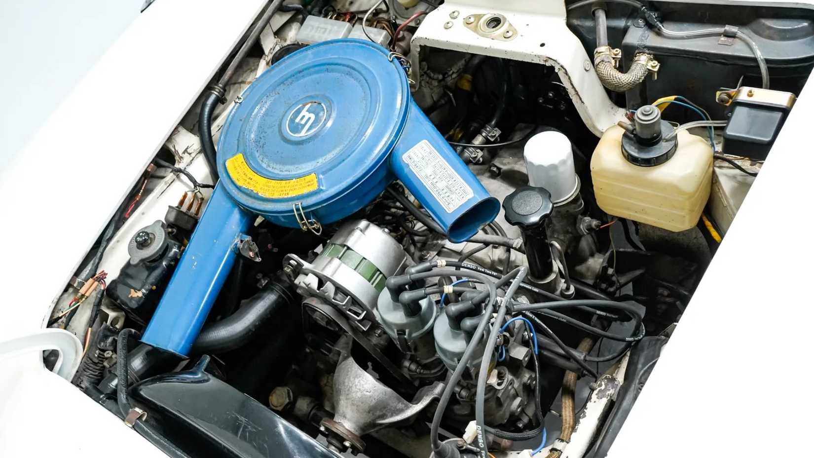 Foto aérea do motor de um Mazda Cosmo 1968