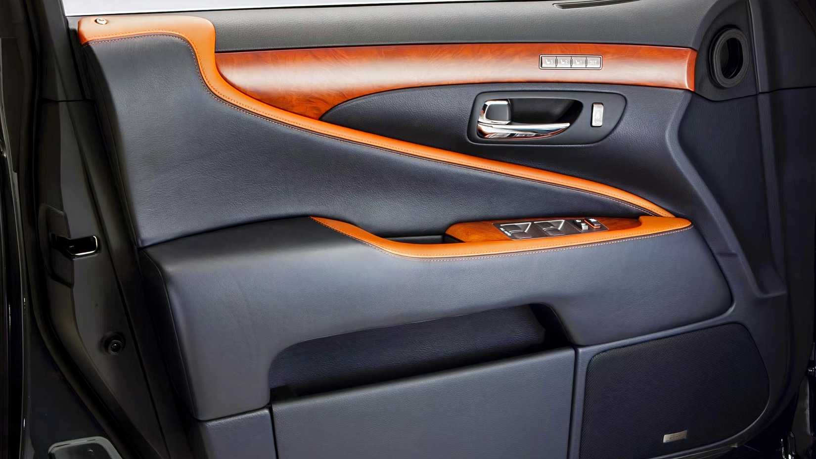 Foto interna de um Lexus LS 2012 mostrando o painel da porta