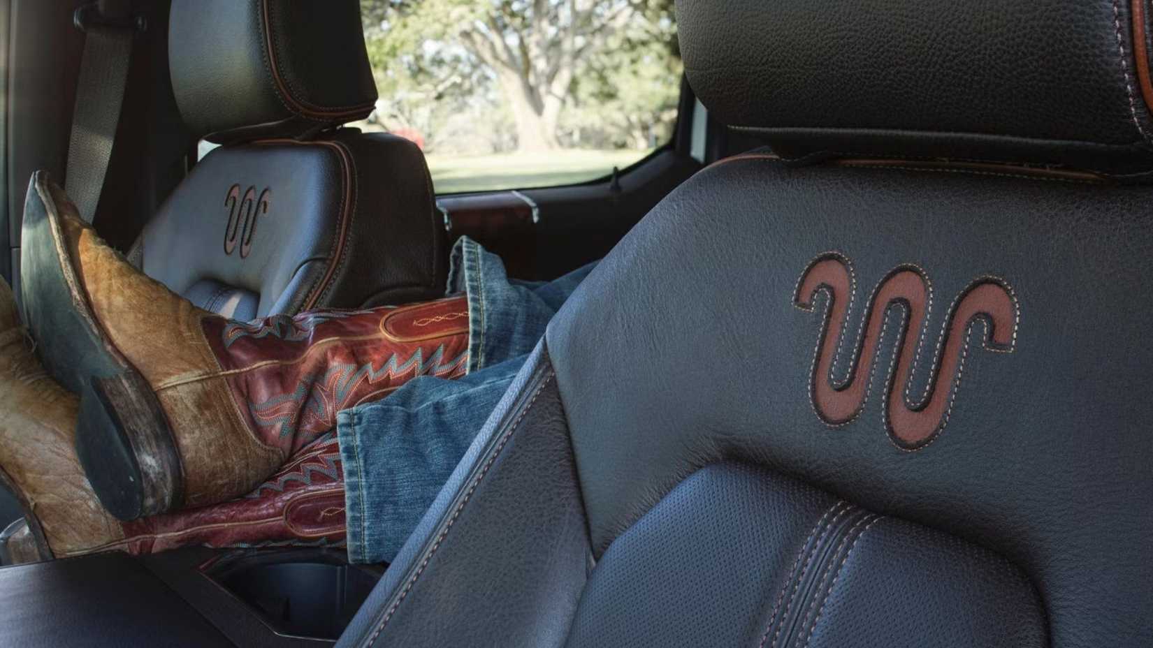 Foto do interior de um Ford F-150 2017 mostrando os bancos dianteiros