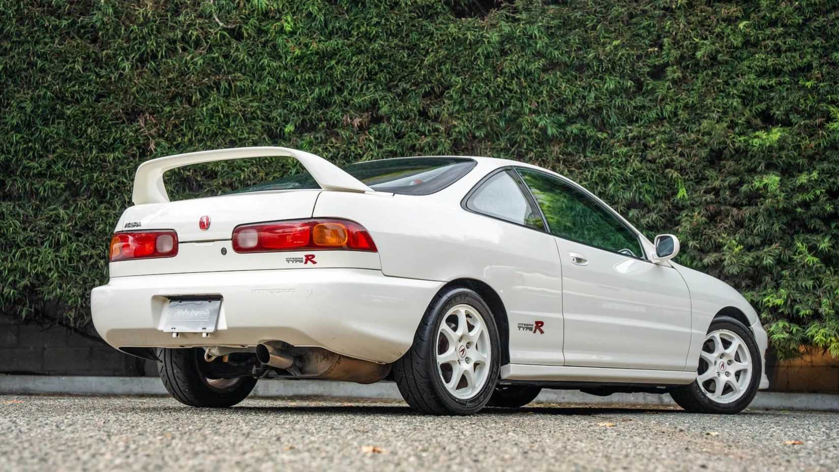 Foto traseira 3/4 de um Acura Integra Type R 1997 estacionado no estacionamento