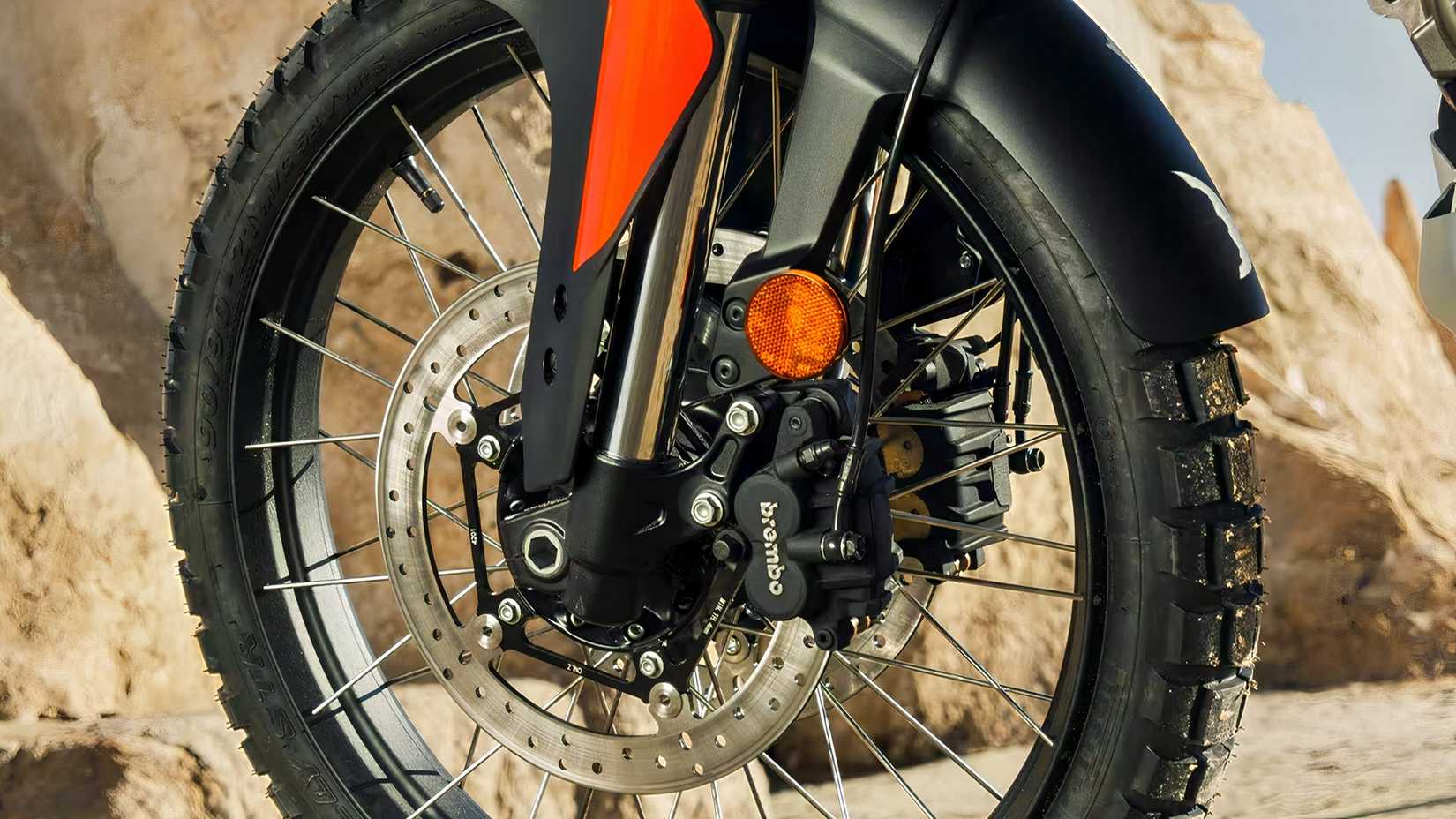 Close-up de uma roda Aprilia Tuareg 660 2025