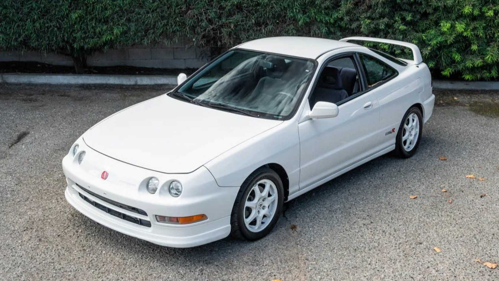Foto frontal 3/4 de um Acura Integra Type R 1997 estacionado em um estacionamento