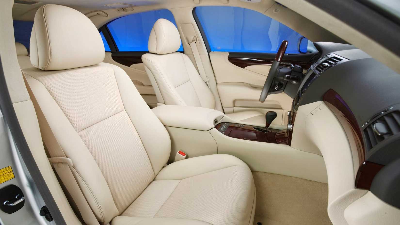 Foto do interior de um Lexus LS 2012 mostrando os bancos dianteiros