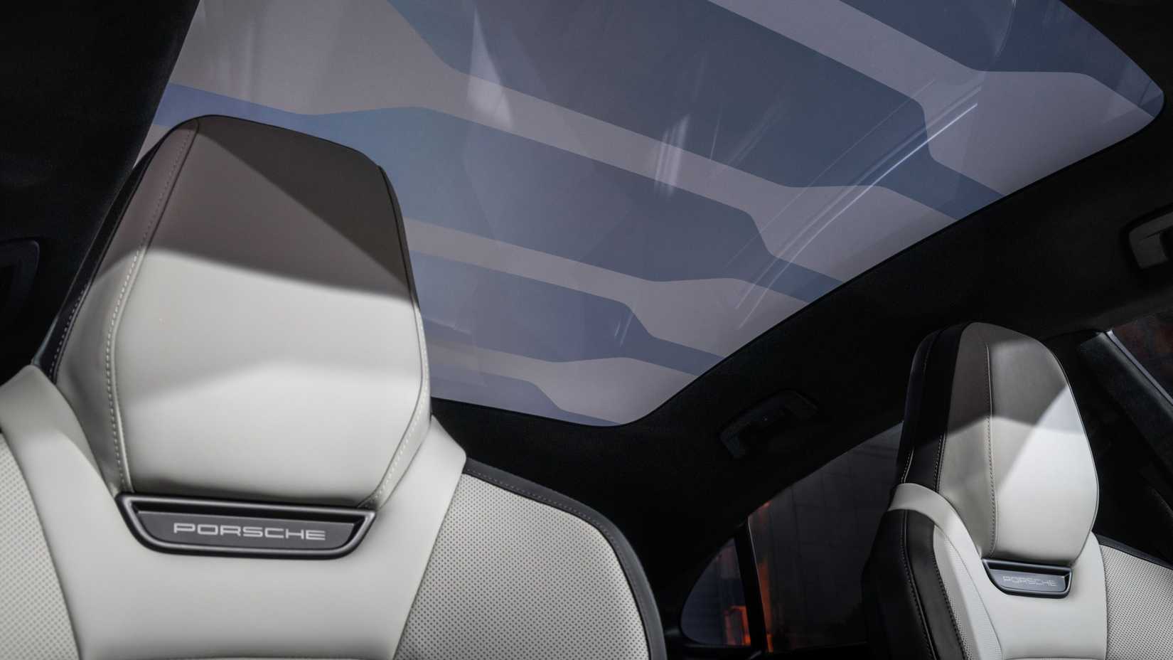 Foto do interior de um Porsche Cayenne Coupe Electric 2026 mostrando o teto