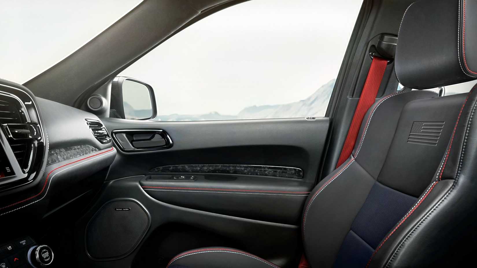 Foto do interior de um Dodge Durango GT A250 Edition 2026 mostrando os bancos dianteiros