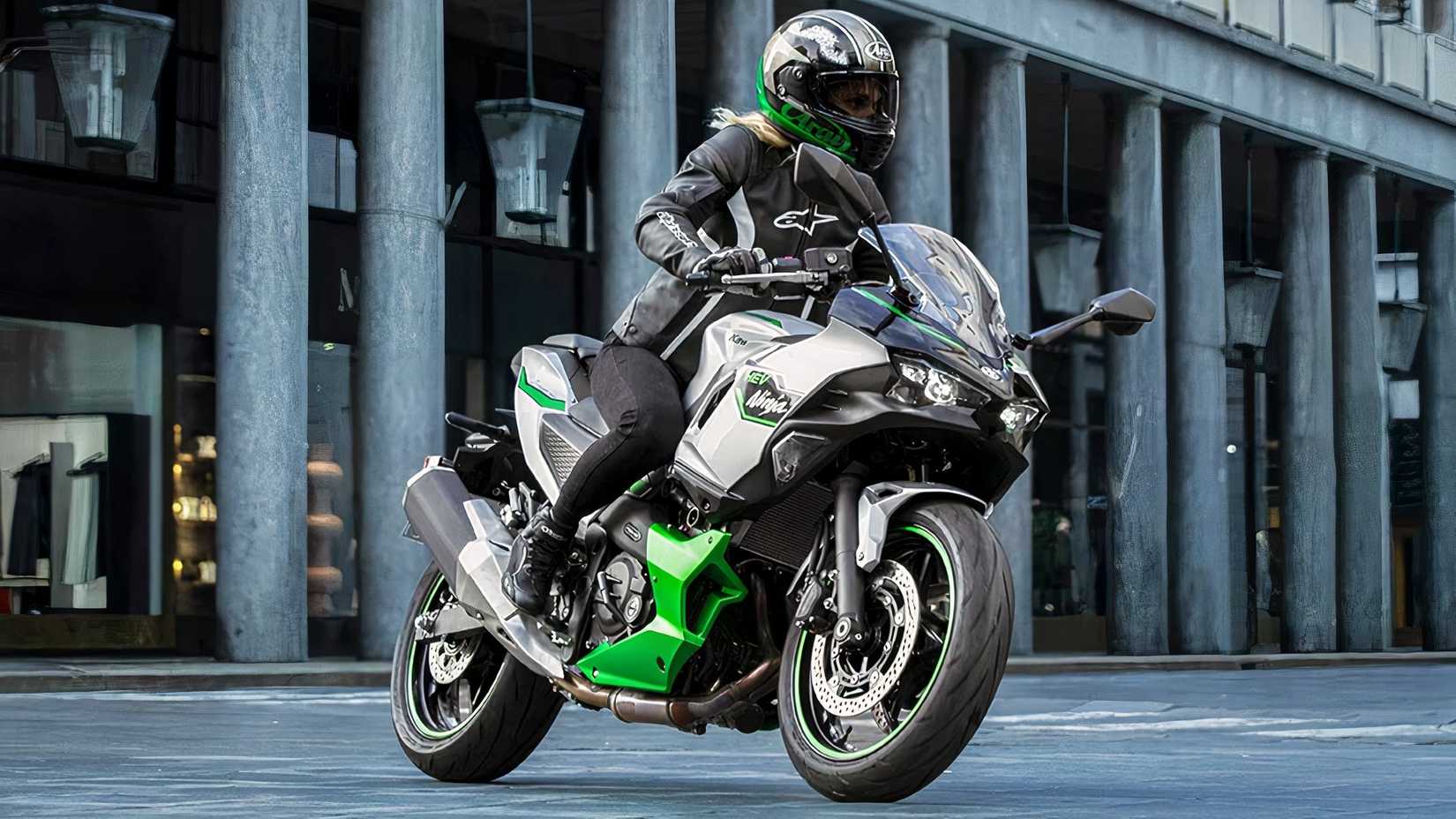 Front 3/4 shot of a 2024 Kawasaki Ninja 7 Hybrid riding through city