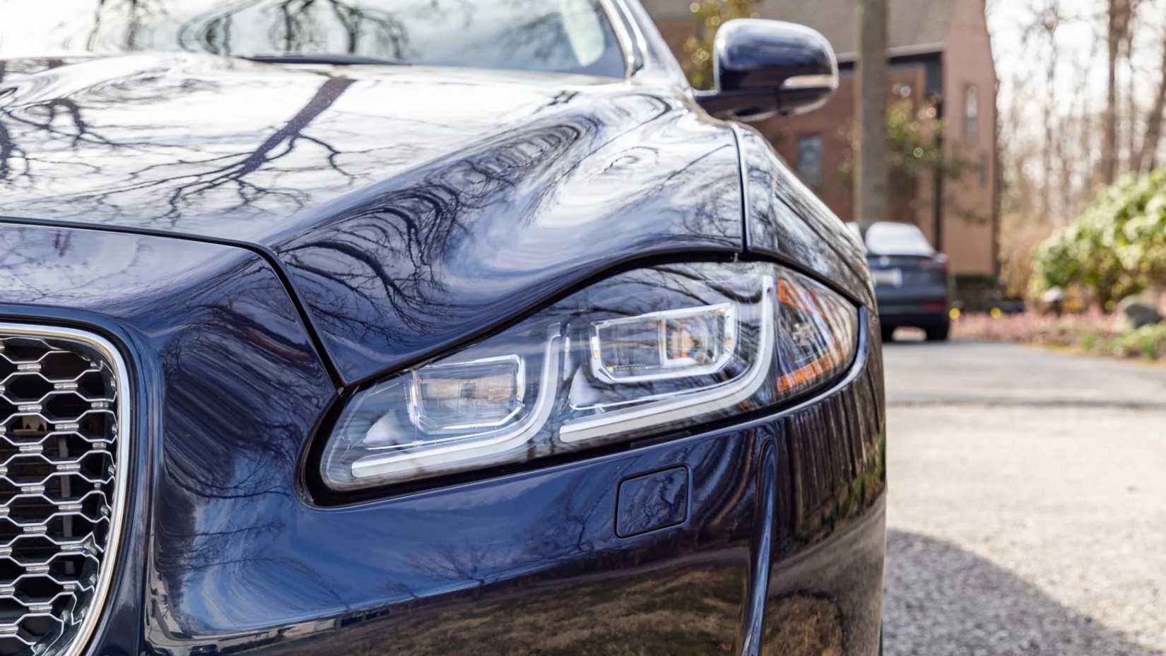 Close frontal de um farol Jaguar XJL 2019