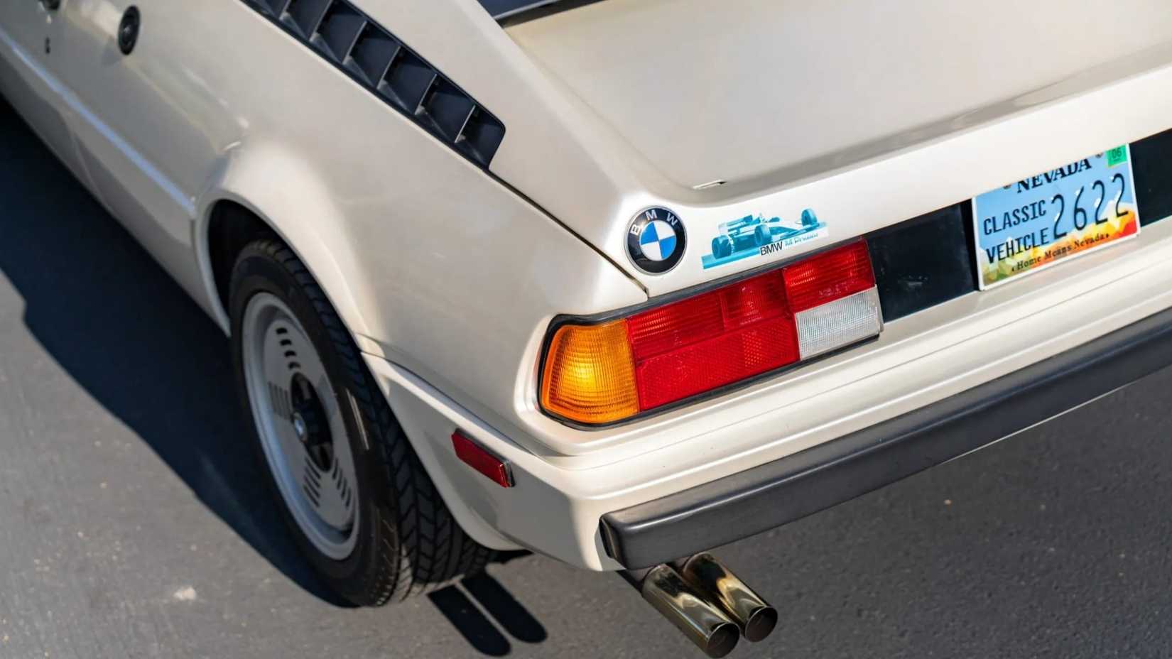 Close-up traseiro do emblema traseiro de um BMW M1 1979