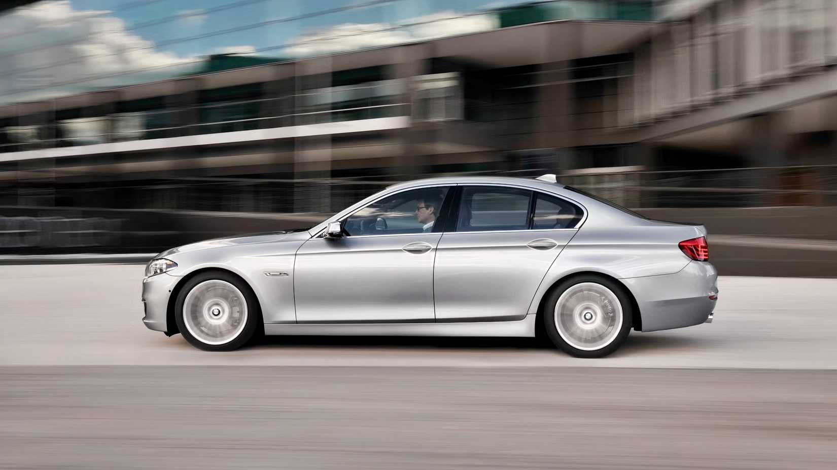Imagem lateral de um BMW Série 5 2016 prateado acelerando