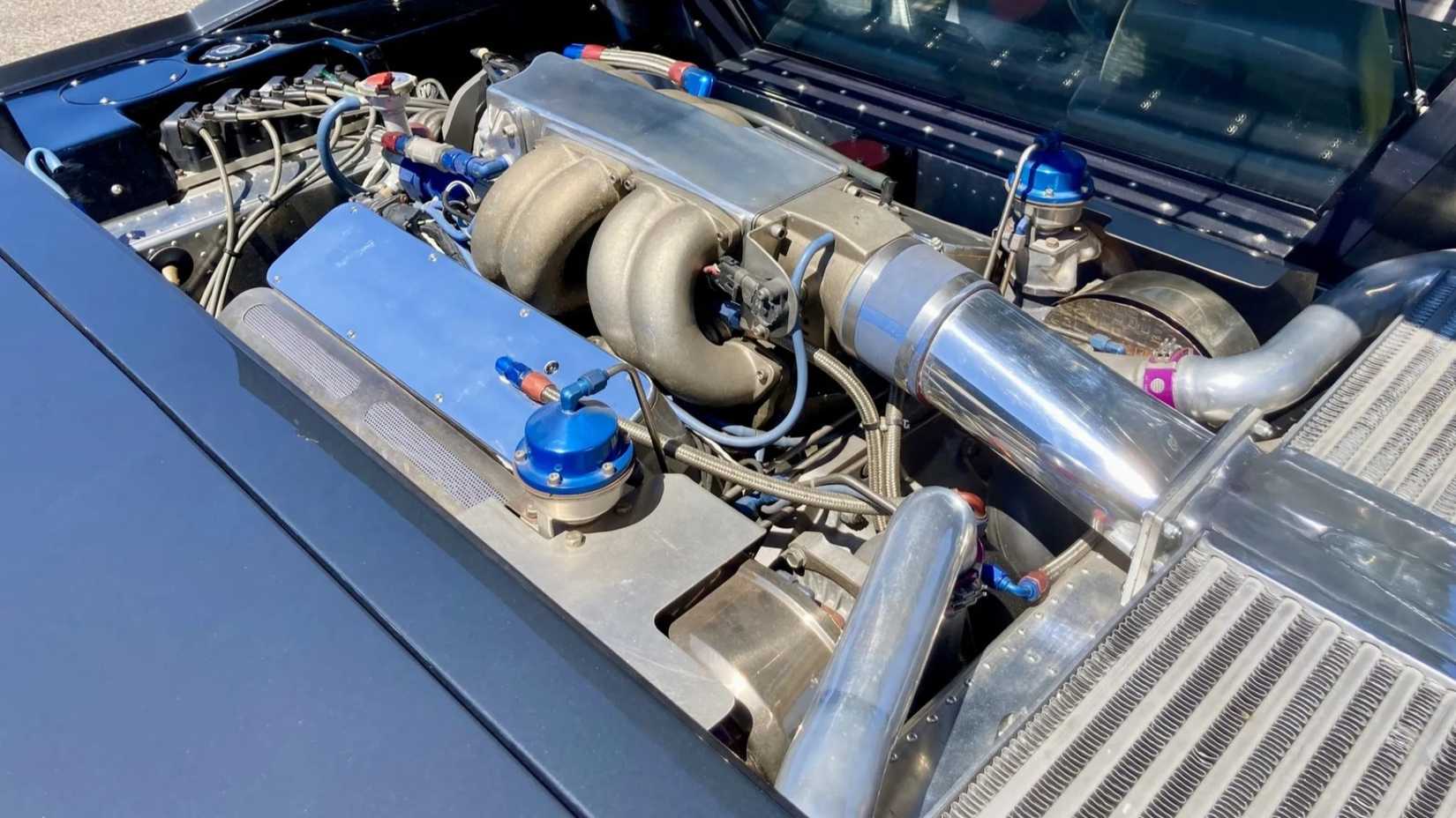 Foto aérea do motor de um Vector W8 1990