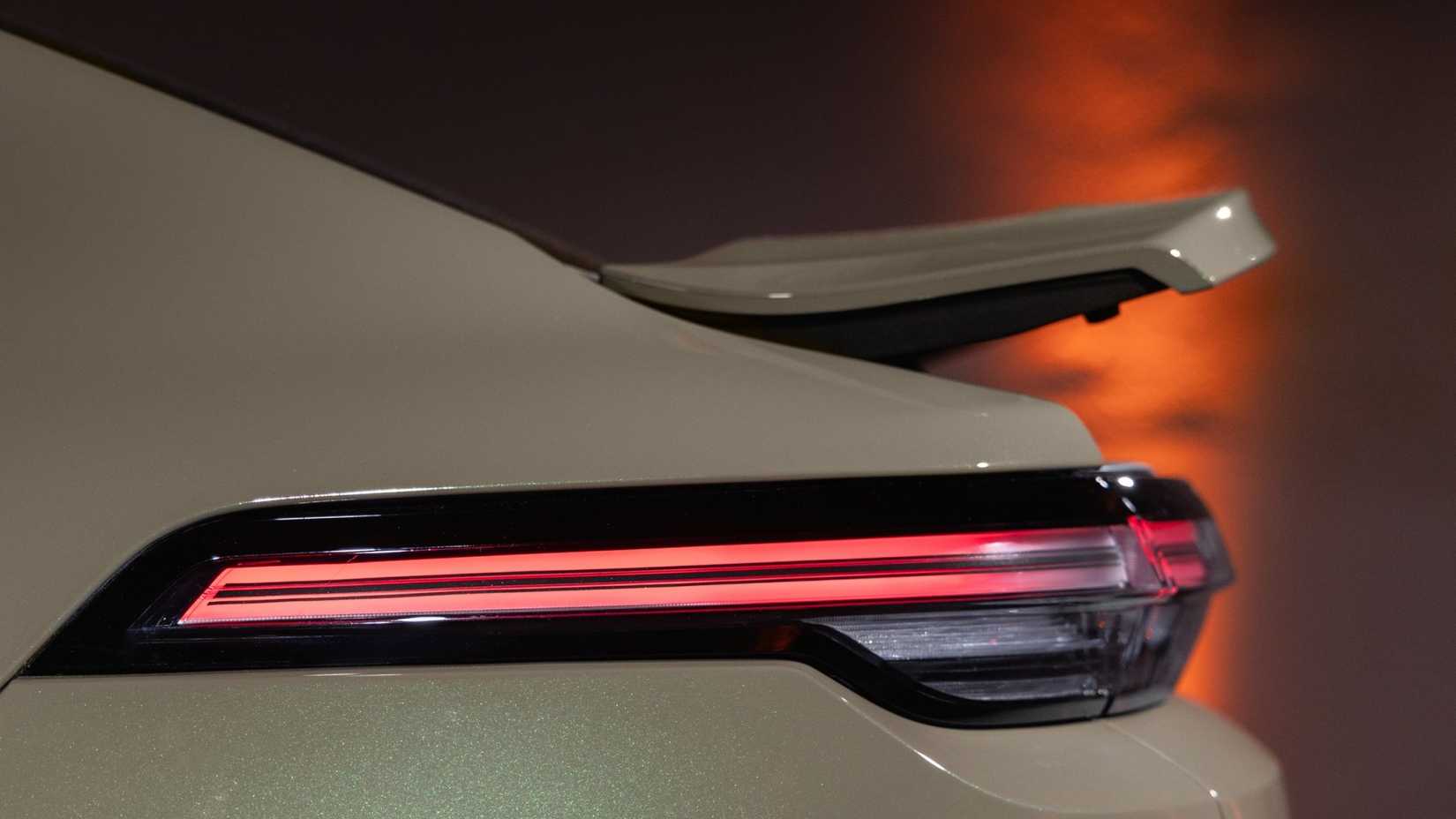 Close de um spoiler traseiro do Porsche Cayenne Coupe Electric 2026