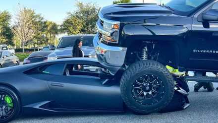 Caminhão levantado passa por cima do Lamborghini Huracan