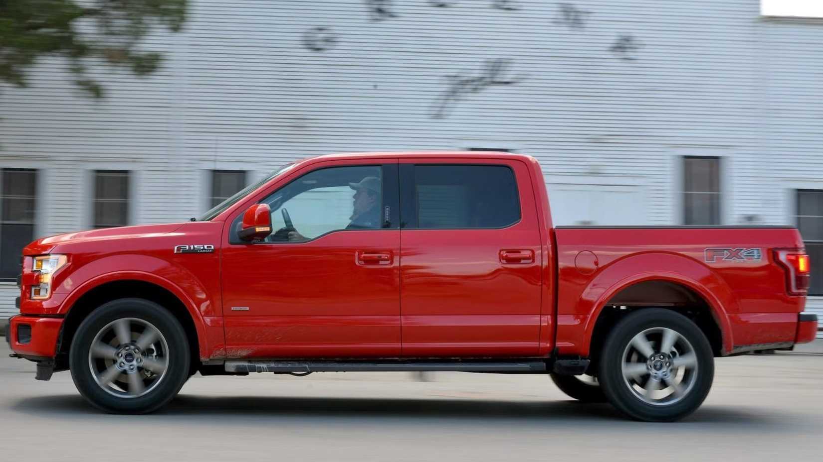 Foto lateral de um Ford F-150 2017 dirigindo pela estrada