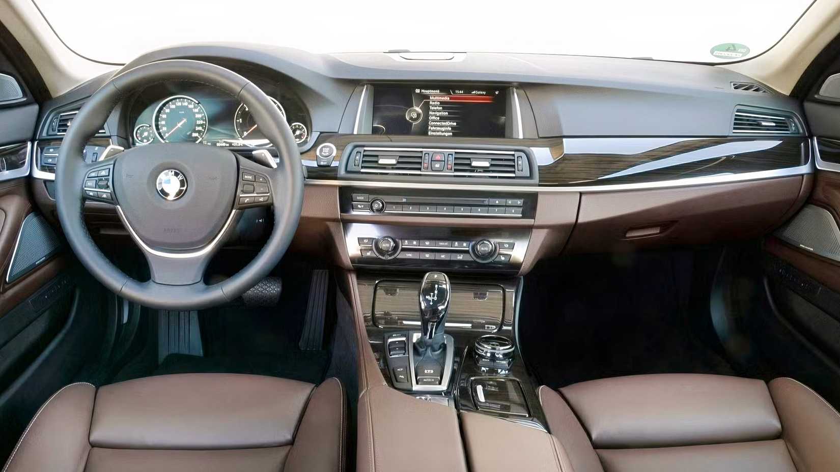 Foto do interior de um BMW Série 5 2016 mostrando a cabine dianteira