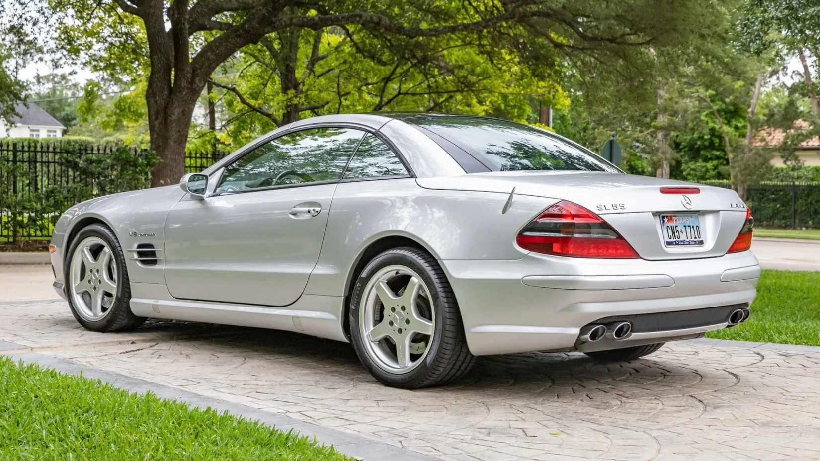 Foto traseira 3/4 de um Mercedes-Benz SL 55 AMG 2004 na garagem