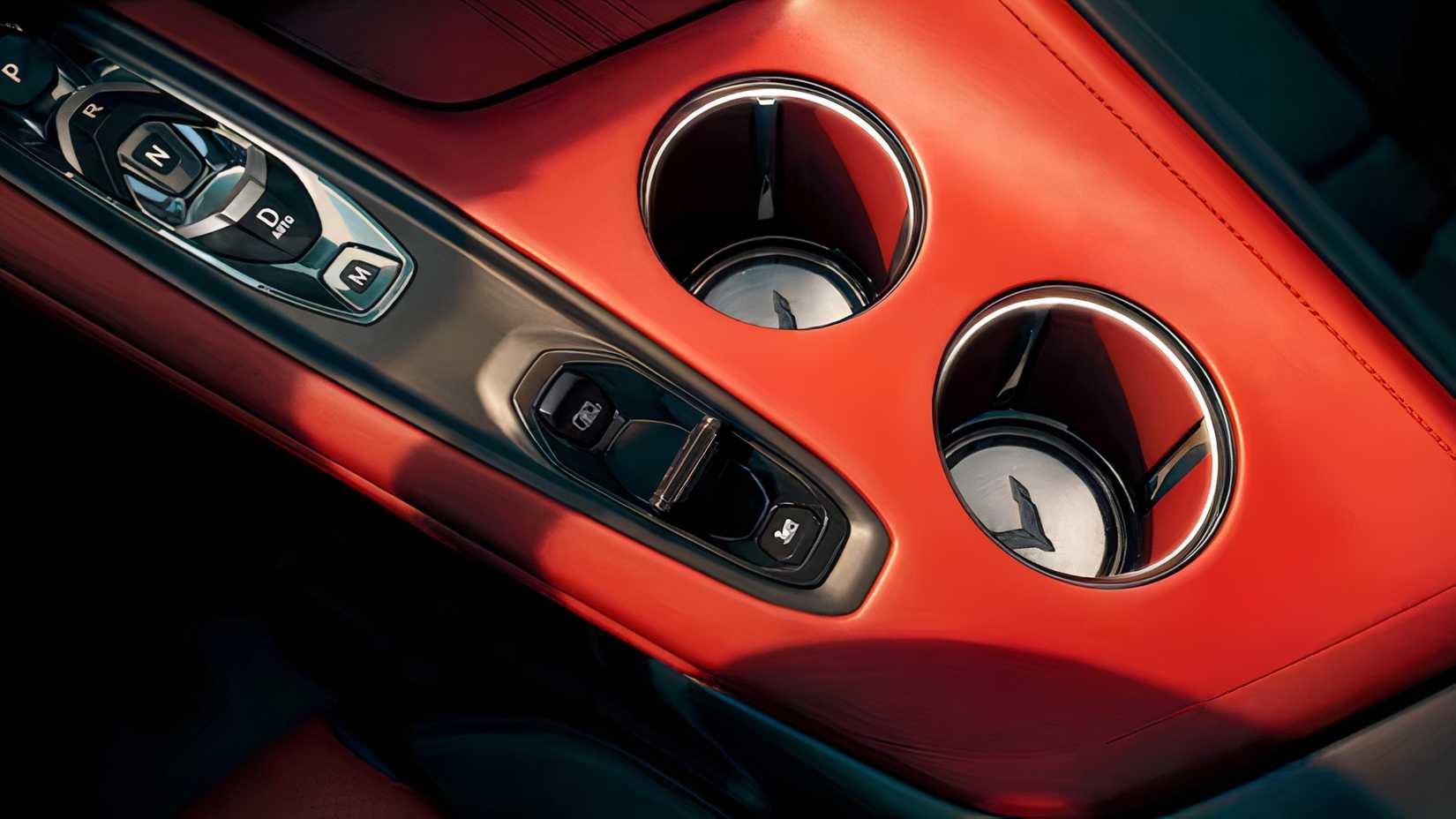 Foto do interior de um Chevrolet Corvette Stingray 2026 mostrando o console central