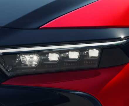 Close do farol de um Toyota Crown 2026