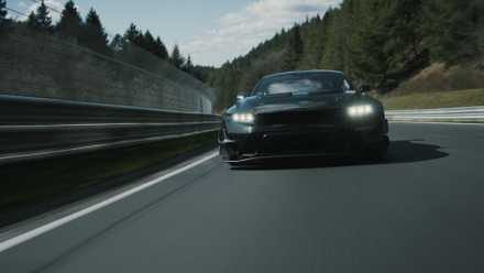 Imagem frontal de um Ford Mustang GTD Competition dirigindo na pista