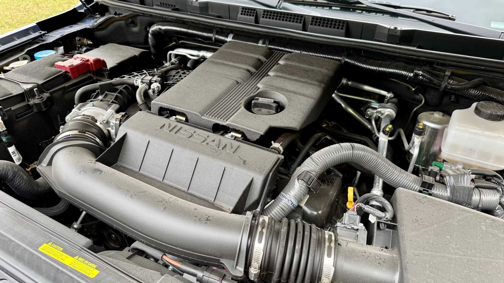 Foto aérea de um motor Nissan Frontier 2026