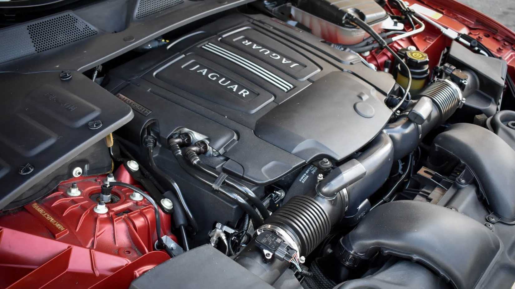 Close de um motor Jaguar XJL Supersports 2011