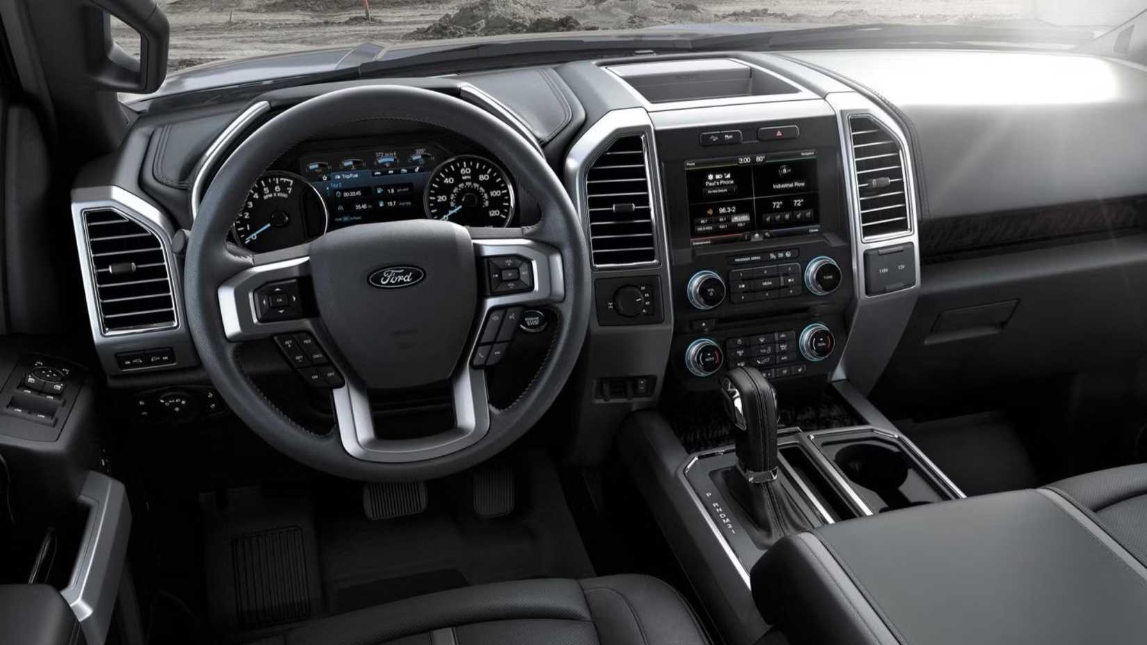 Foto do interior de um Ford F-150 2017 mostrando a cabine frontal