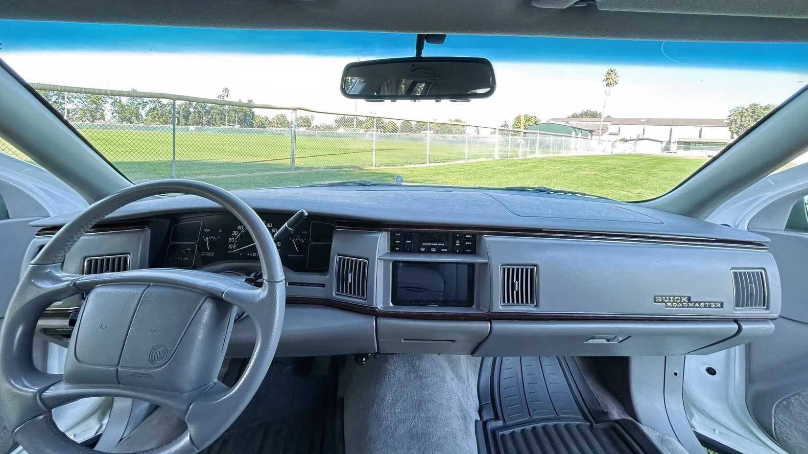 Foto do interior de um Buick Roadmaster 1996 mostrando a cabine dianteira