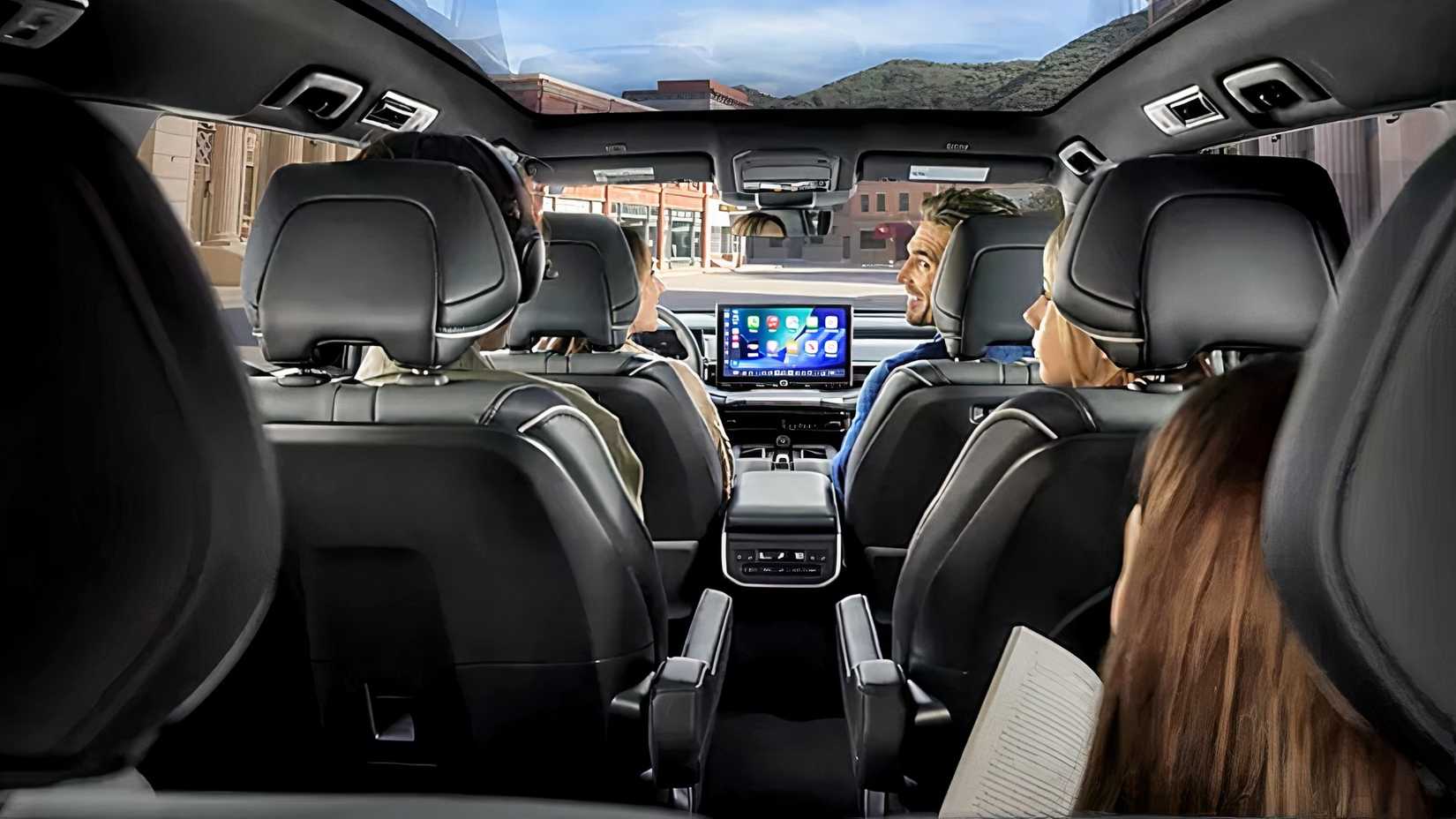 Foto do interior de um Subaru Getaway 2027 olhando para todas as três fileiras