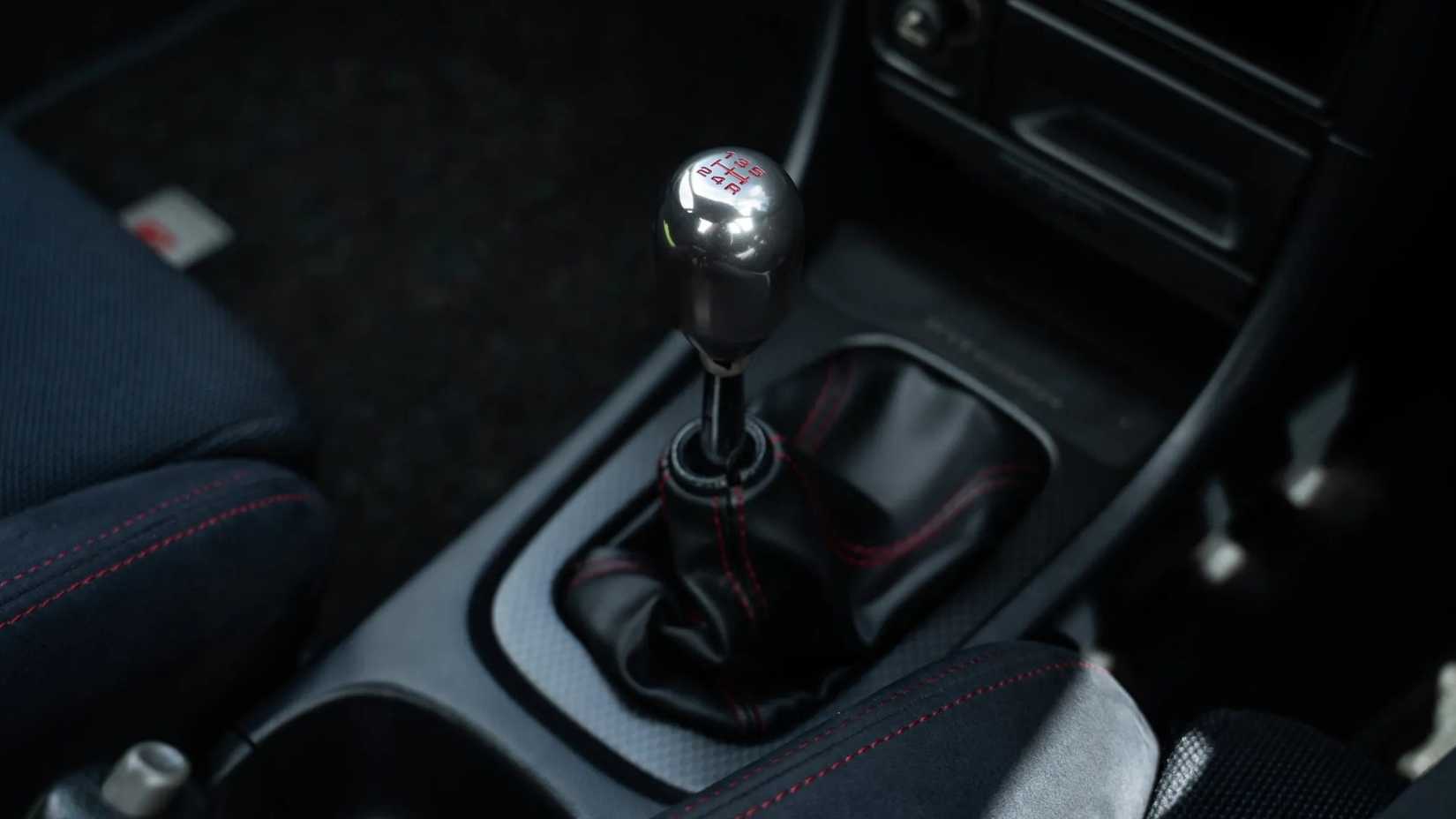 Foto do interior de um Acura Integra Type R 1999 mostrando a alavanca de câmbio