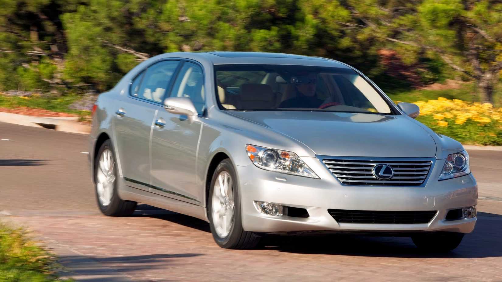 Foto frontal de um Lexus LS 2012 dirigindo