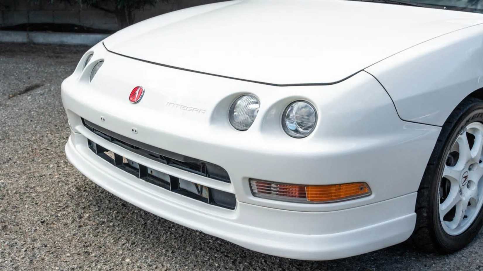Close frontal de um Acura Integra Type R 1997 estacionado em um estacionamento