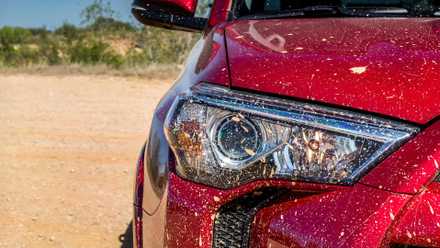 Close frontal do farol vermelho do Toyota 4Runner 2017