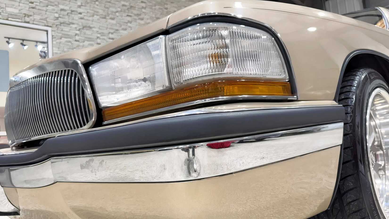 Close-up de um farol do Buick Roadmaster 1995