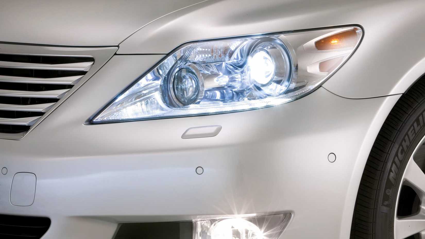 Close de um farol Lexus LS 2012