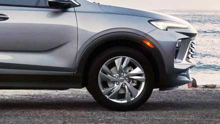 Close de uma roda Buick Encore GX 2026