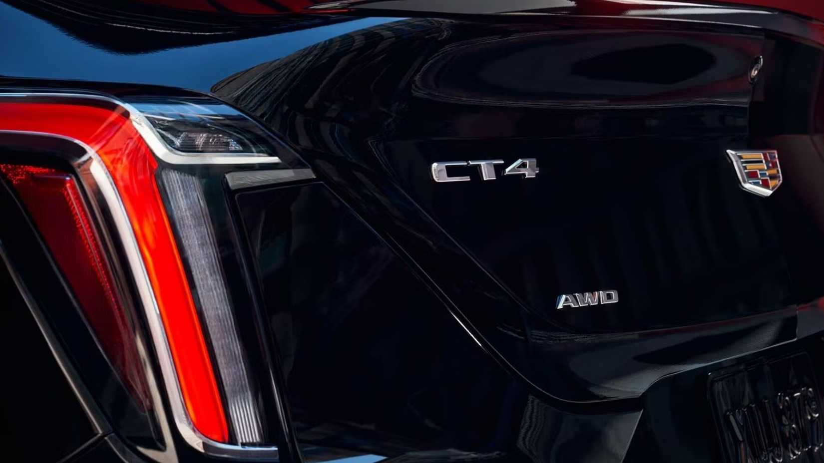 Close-up de um emblema traseiro do Cadillac CT4 2026
