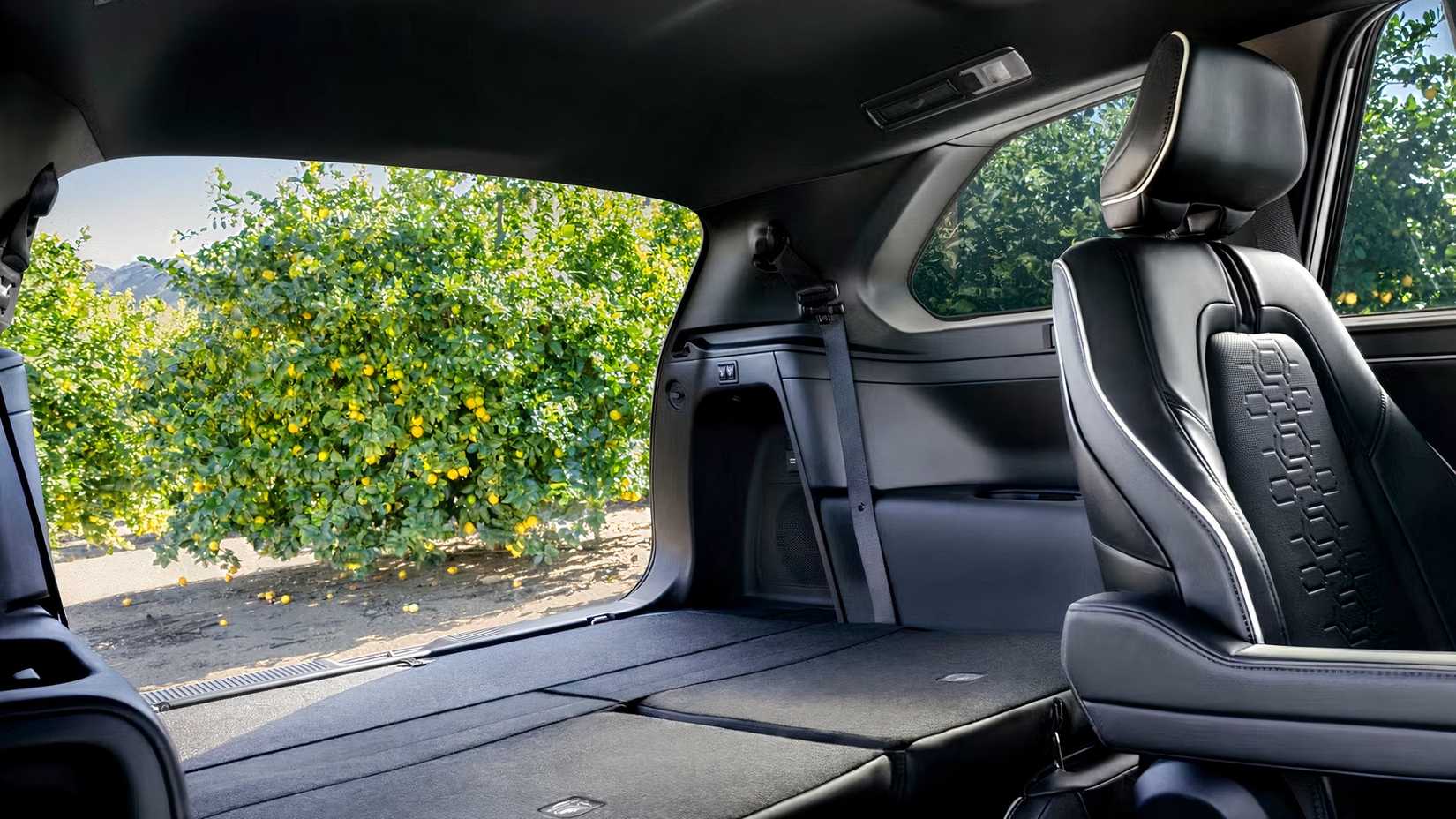 Foto do interior de um Subaru Getaway 2027 mostrando espaço de carga