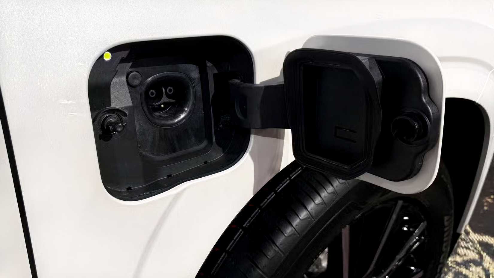 Close-up da porta de carregamento de um Subaru Getaway 2027